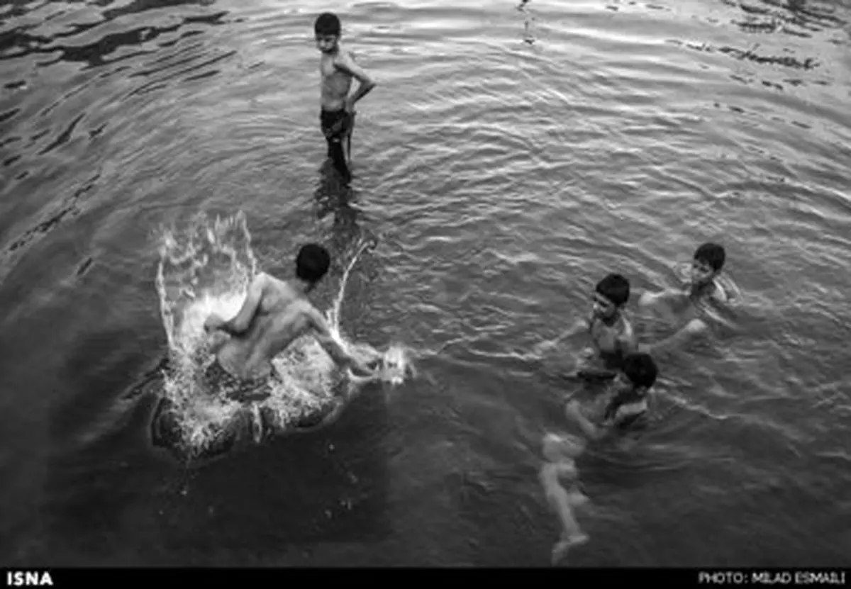 شنا با خطر شکستن دست و پا یا برخورد با صخره‌ها/ تصاویر