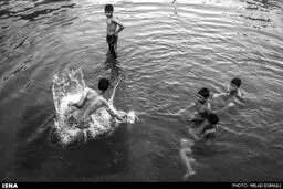 شنا با خطر شکستن دست و پا یا برخورد با صخره‌ها/ تصاویر