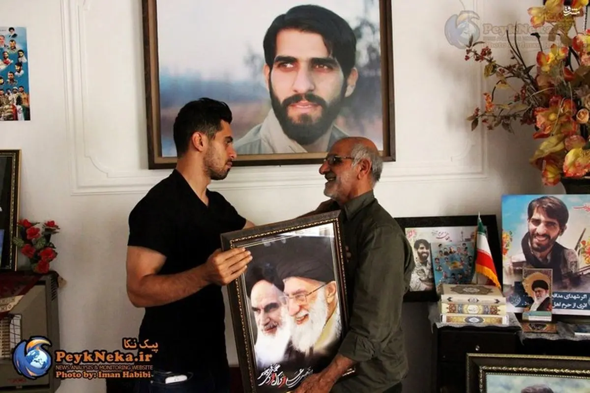 ستاره پرسپولیس به خانه شهید مدافع حرم رفت/ تصاویر