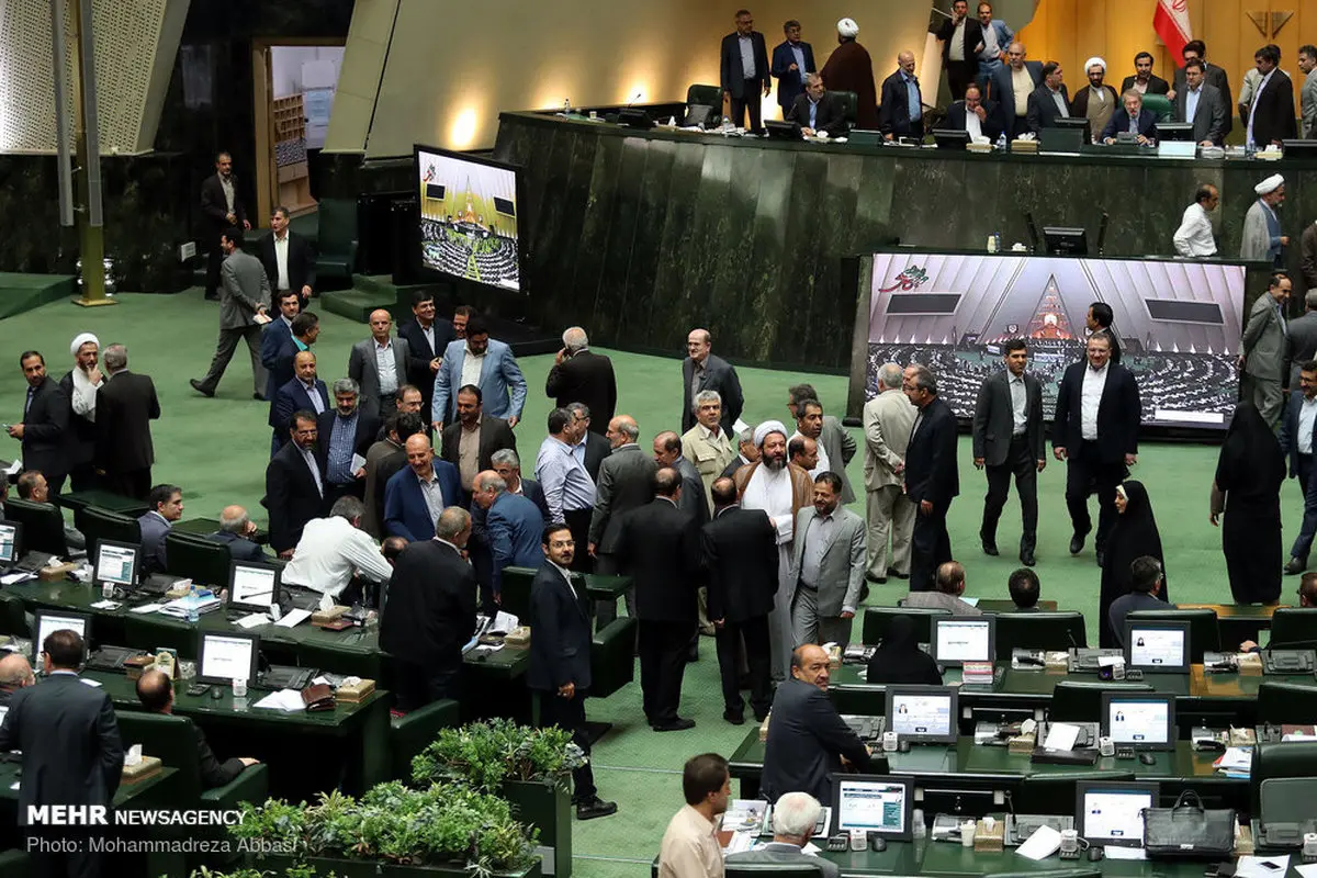 تصاویری از حاشیه های جلسه استیضاح وزیر کار