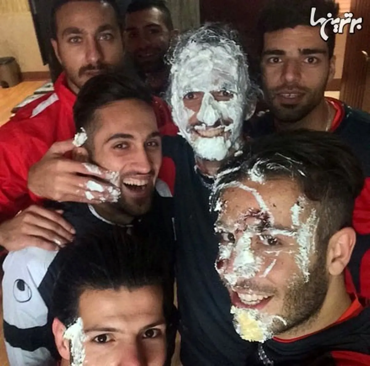 عکسی از جشن تولد محمد نوری در تمرین پرسپولیس