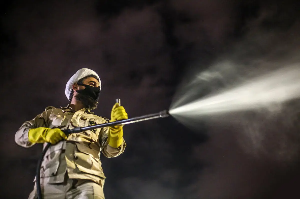 گندزدایی معابر تهران توسط یک طلبه بسیجی + عکس