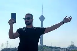 سلفی جالب آقای بازیگر با برج میلاد/عکس