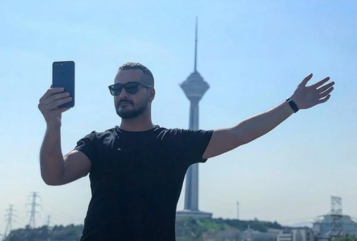 سلفی جالب آقای بازیگر با برج میلاد/عکس