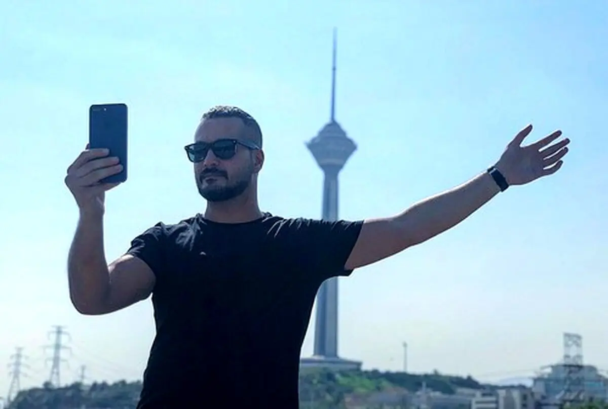 سلفی جالب آقای بازیگر با برج میلاد/عکس