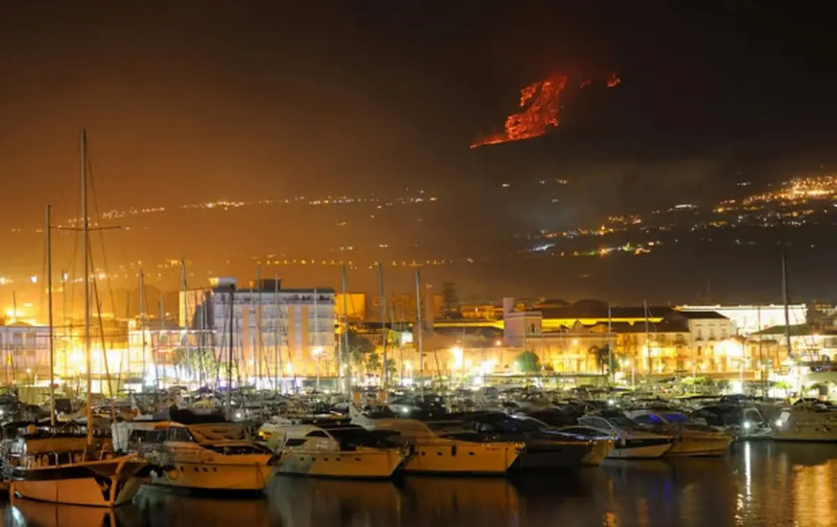 عکس / فوران اتنا، یکی از خطرناکترین آتشفشان های دنیا