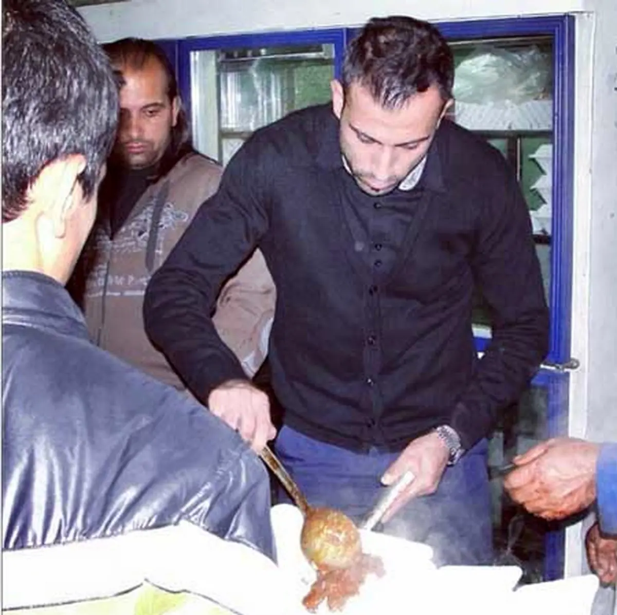 عکس:خدمت محمد قاضی به عزاداران حسینی