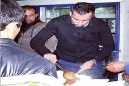 عکس:خدمت محمد قاضی به عزاداران حسینی