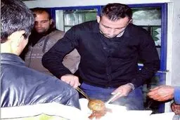 عکس:خدمت محمد قاضی به عزاداران حسینی