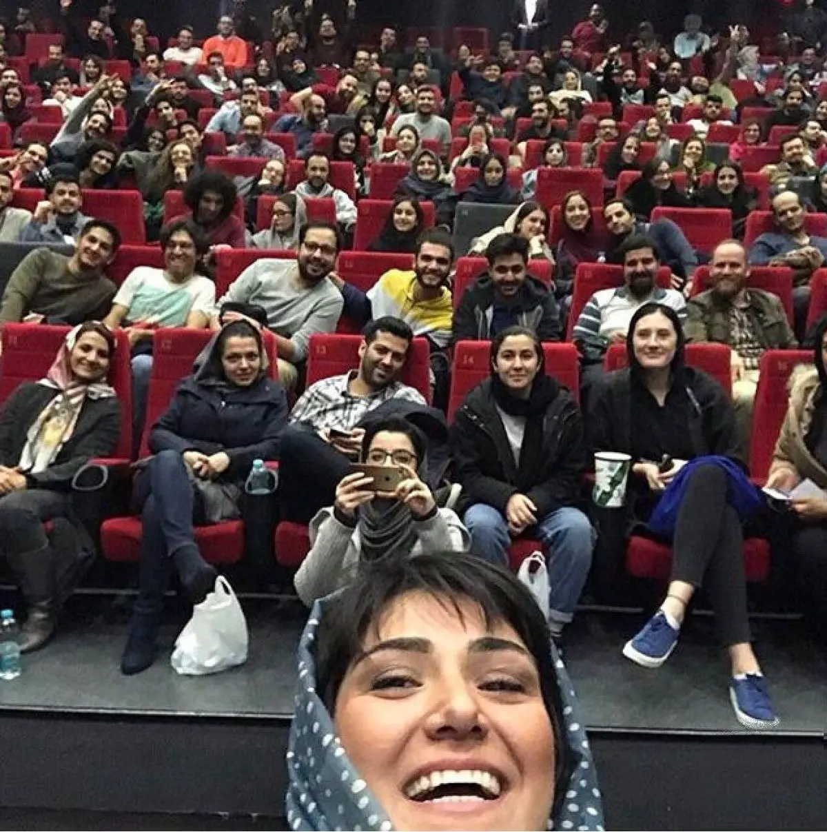 سلفی باران کوثری با هوادارانش/عکس