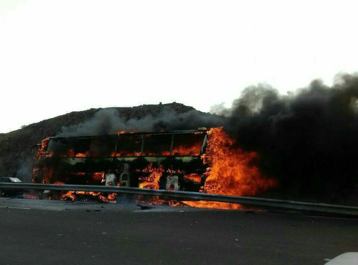 آتش گرفتن اتوبوس مسافربری در جاده تهران-قم/عکس