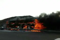 آتش گرفتن اتوبوس مسافربری در جاده تهران-قم/عکس