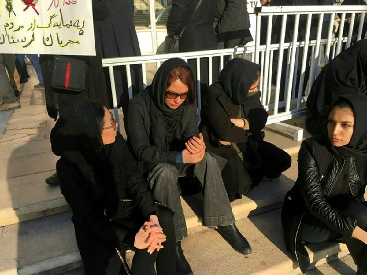 مهناز افشار در مراسم وداع با شهدای آتش نشان/عکس