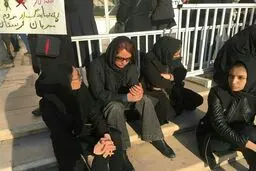 مهناز افشار در مراسم وداع با شهدای آتش نشان/عکس