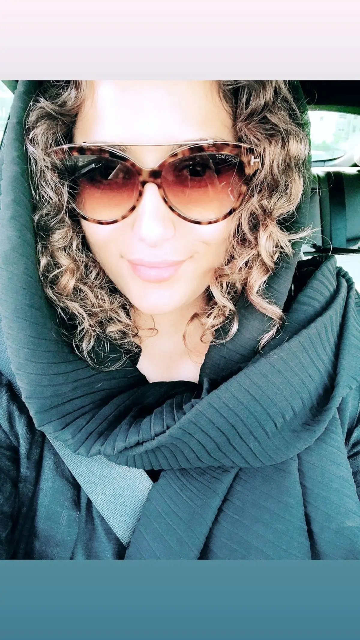 پوشش خوشرنگ پریناز ایزدیار + عکس