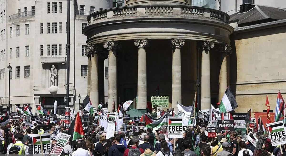 چفیه و پرچم فلسطین روی سر مجسمه بنیامین فرانکلین در آمریکا