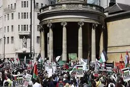 چفیه و پرچم فلسطین روی سر مجسمه بنیامین فرانکلین در آمریکا