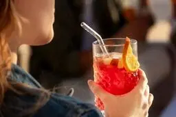 مایعات را اینگونه بخوری، زشت و پیر می‌شوی!