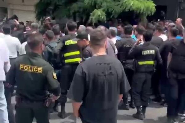 درگیری بین پلیس و هواداران استقلال در تجمع مقابل باشگاه