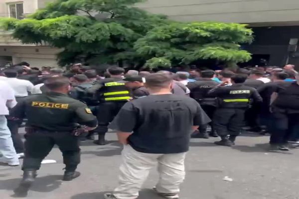درگیری بین پلیس و هواداران استقلال در تجمع مقابل باشگاه