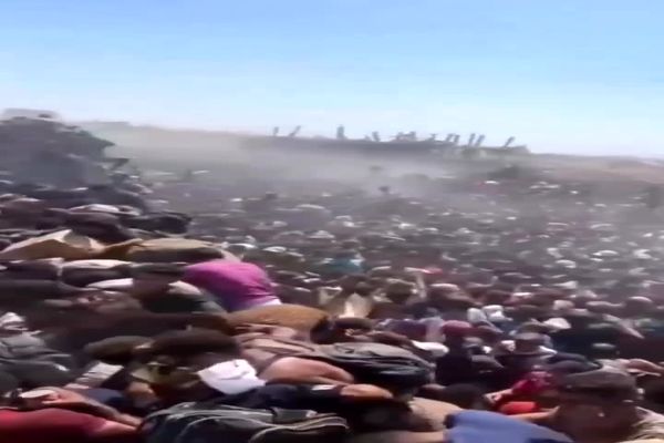 لحظه ورود کامیون حامل مواد غذایی به غزه و هجوم مردم گرسنه