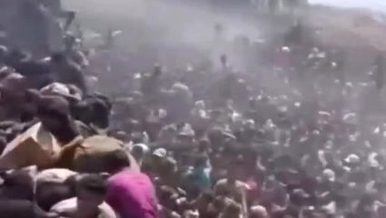 لحظه ورود کامیون حامل مواد غذایی به غزه و هجوم مردم گرسنه