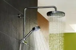 دوش آب گرم بهتر است یا سرد؟