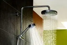 دوش آب گرم بهتر است یا سرد؟