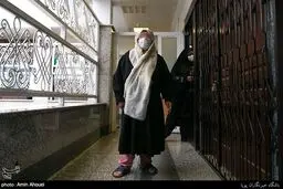 تصاویر پدر و مادر قاتل خرمدین در دادسرای امور جنایی