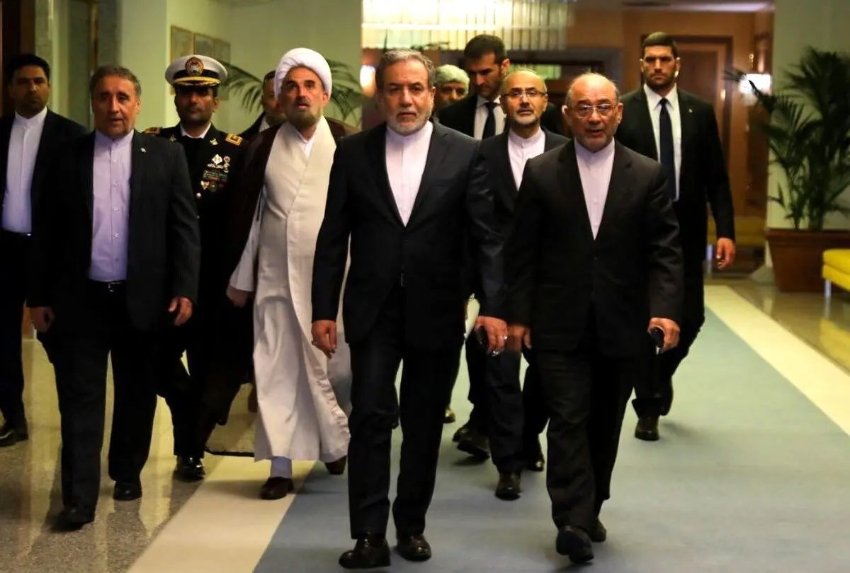 لحظه خروج تیم ایرانی از محل مذاکرات رم