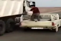 سوخت‌گیری باورنکردنی یک کامیون در حال حرکت