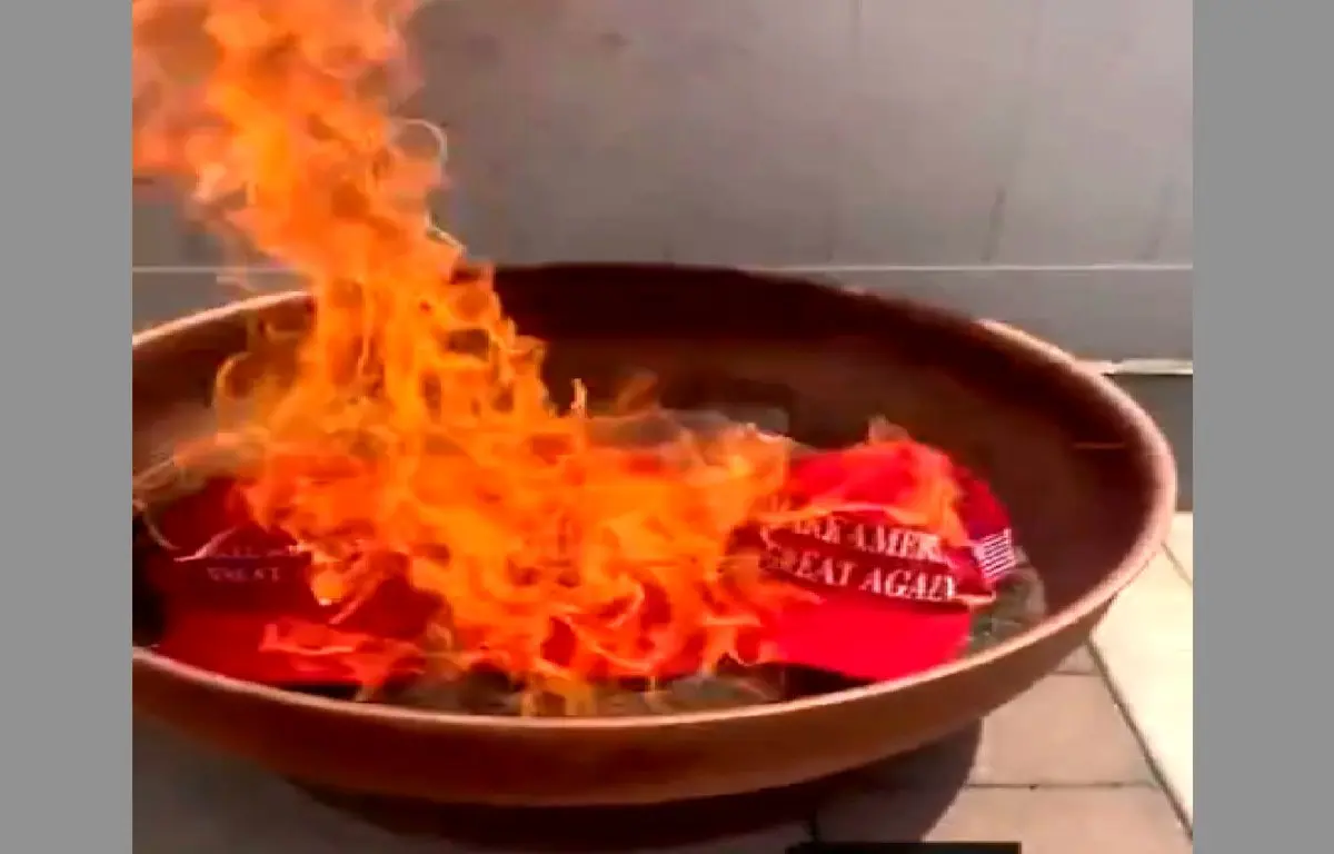 کلاه‌های مشهور ترامپی در آمریکا به آتش کشیده شد