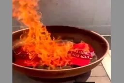 کلاه‌های مشهور ترامپی در آمریکا به آتش کشیده شد