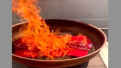 کلاه‌های مشهور ترامپی در آمریکا به آتش کشیده شد