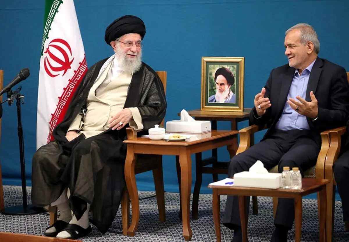 اشاره رهبر انقلاب به مواضع رئیس جمهور در مورد اسرائیل و تحرکات آمریکا که دل مردم را شاد