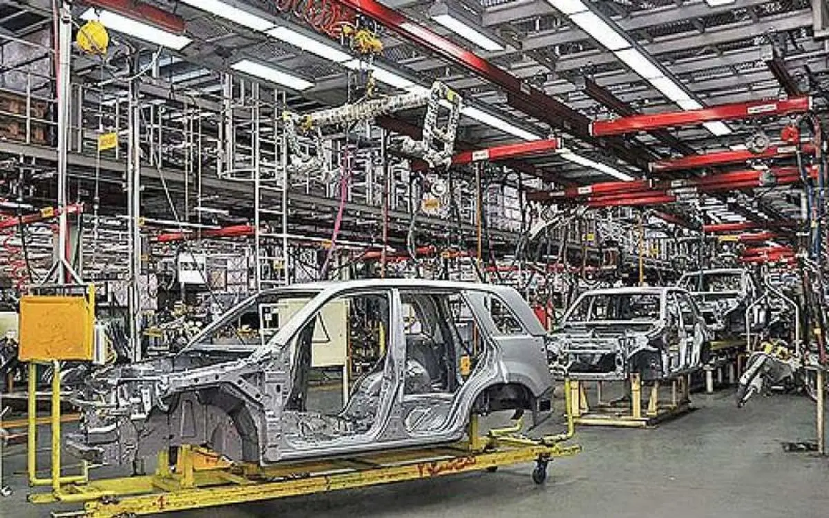 ابطال رسمی قیمت‌گذاری دستوری خودرو در سال ۱۴۰۴ | وزارت صمت موظف به توقف اجرای مصوبه شد