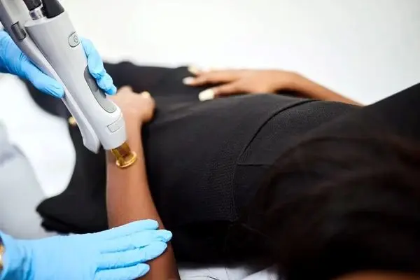 لیزر موهای زائد برای پوست سبزه؛ بهترین انتخاب‌ها + نکات طلایی برای گرفتن نتیجه بهتر