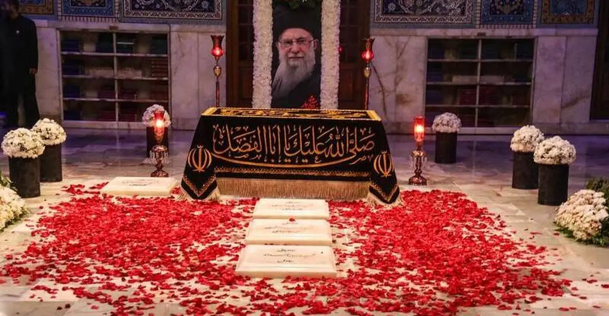 نوه خردسال رهبر شهید در آغوش پدربزرگش ر یک مزار 