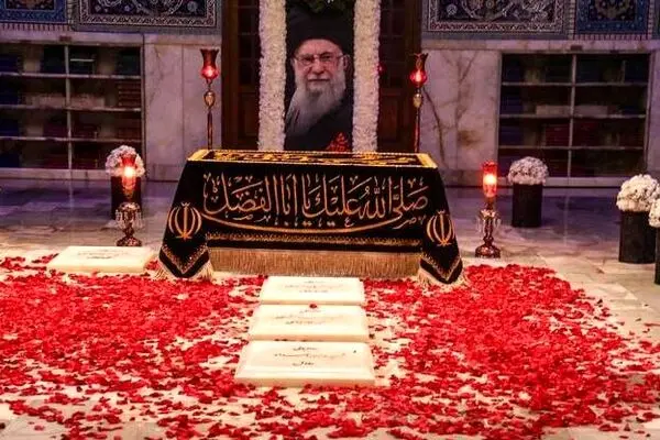 نوه خردسال رهبر شهید در آغوش پدربزرگش ر یک مزار 