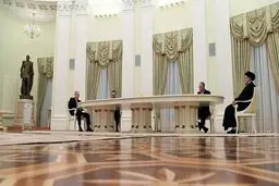 راز عجیب میز بزرگ و بدون پرچم در دیدار رئیسی و پوتین