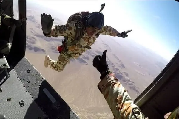 عملیات یگان هوابرد ارتش را ببینید