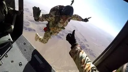 عملیات یگان هوابرد ارتش را ببینید