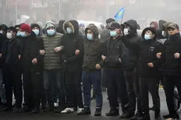 نابودی ماشین‌های پلیس توسط معترضین بنزینی قزاق