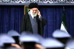رهبر انقلاب:ایجاد تردید و تعلل در خواص مهم‌ترین برنامه دشمن است