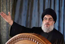 گریه های شهید نصرالله در هنگام خواندن سخنان پیامبر به امام حسین(ع)
