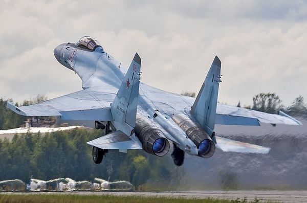 پرواز خلبانان نیروی هوایی با جنگنده سوخو ۳۵ + عکس