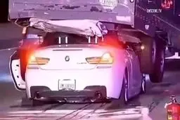  استحکام عجیب BMW پس از تصادف شدید با تریلی