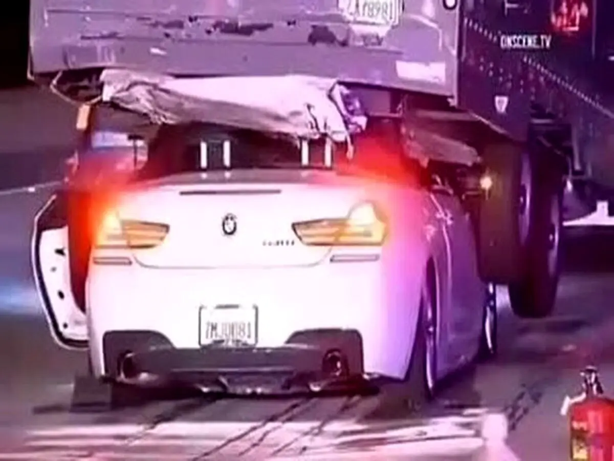  استحکام عجیب BMW پس از تصادف شدید با تریلی