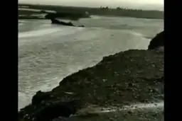 لحظه حرکت تریلی و غرق شدن در سیل رودخانه چابهار