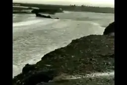 لحظه حرکت تریلی و غرق شدن در سیل رودخانه چابهار